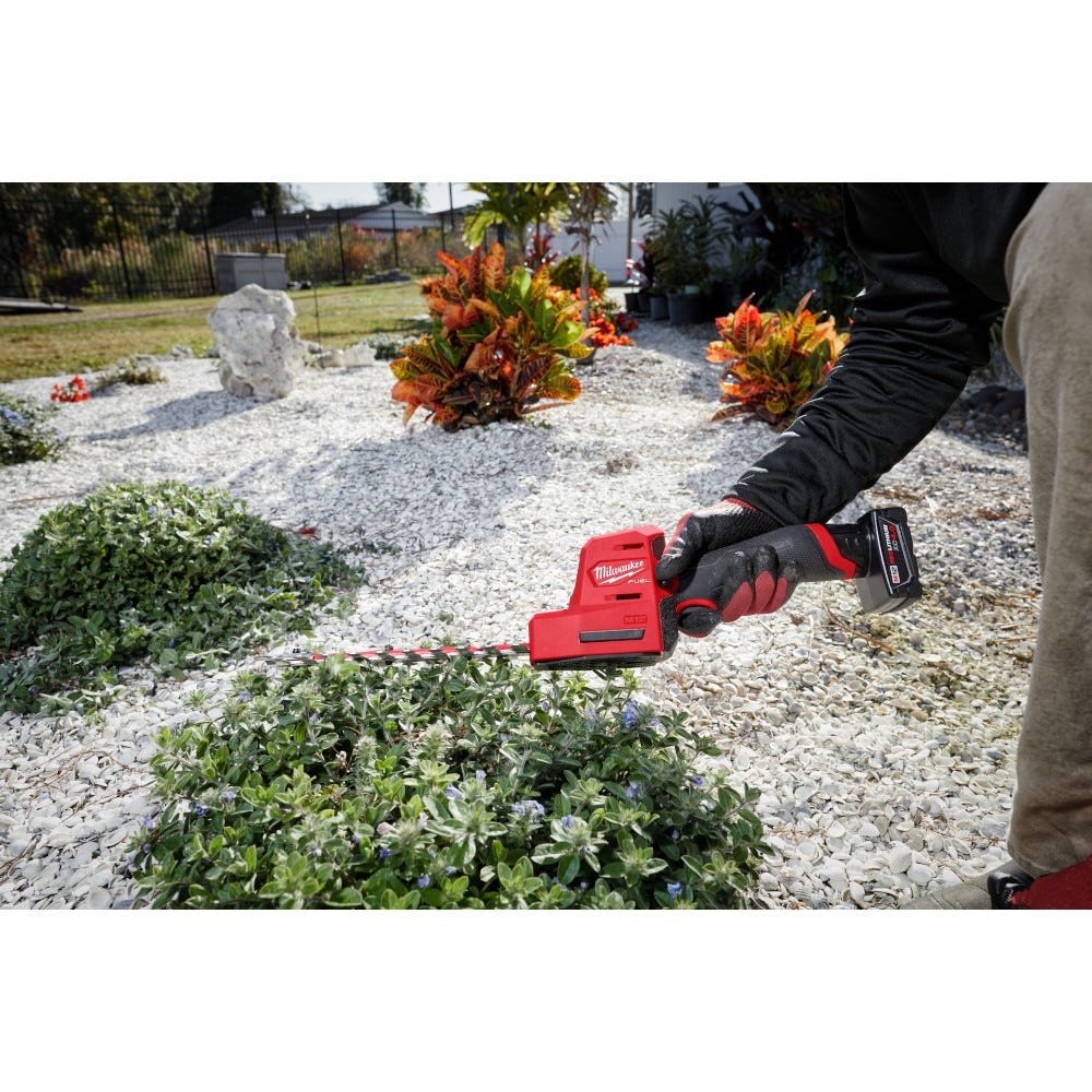 Milwaukee 2533-21 M12 FUEL 8-in Hedge Trimmer 4.0 Ah Kit - Image 11